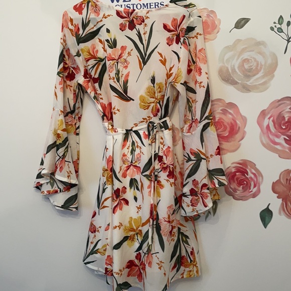 Floral wrap dress with sleeves - Picture 2 of 4
